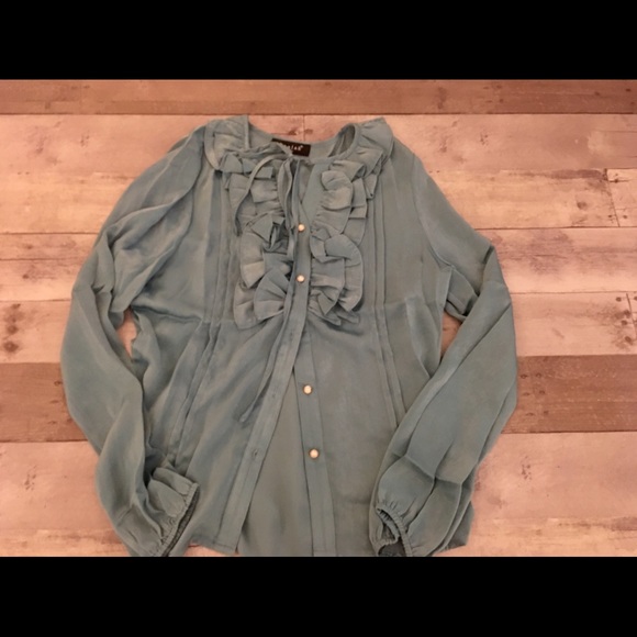 Beautiful ruffle detail blouse - Picture 4 of 5